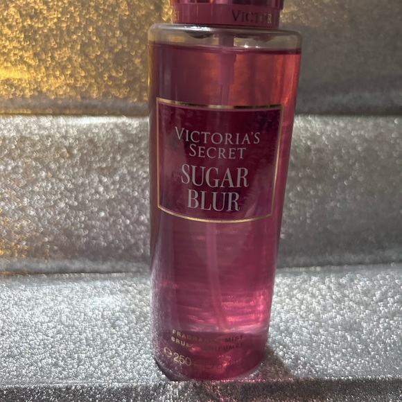 Victoria Secret - Picture 3 of 3